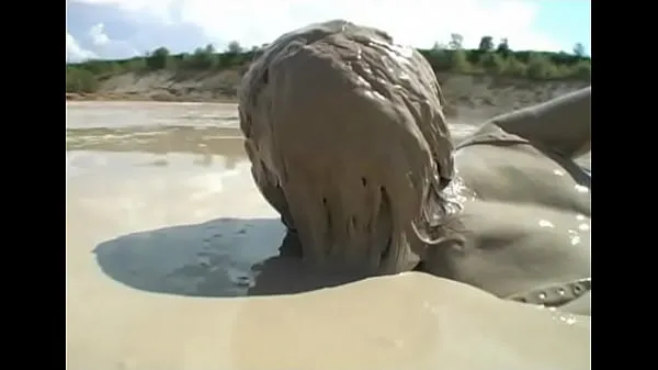 Heiße Im Schlamm steckenwarme Videos