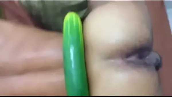 مقاطع فيديو ساخنة giant cucumber in boyfriend's ass دافئة