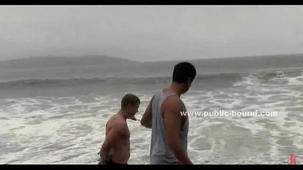 Jeune minet gay ligoté dans des cordes sur la plage Vidéos chaudes