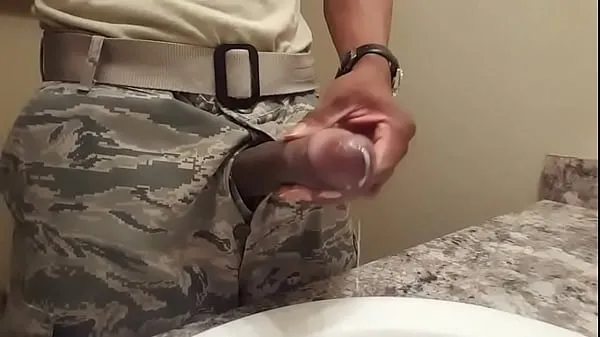 گرم Black soldier wanking in the bathroom گرم ویڈیوز