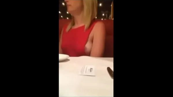 Hotte milf show her boobs in restaurant varme videoer