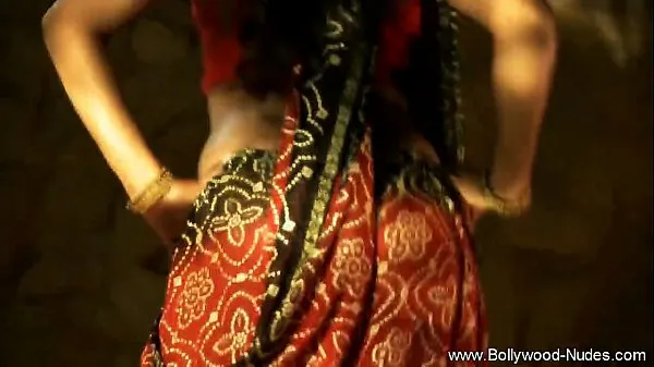 热Indian Brunette Dance Gracefully温暖的视频