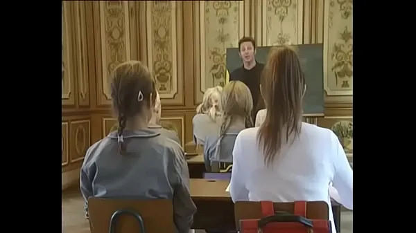 Vídeos quentes Filme clássico de meninas da escola || Colegiais de bunda redonda fodendo estilo cachorrinho em saia quentes