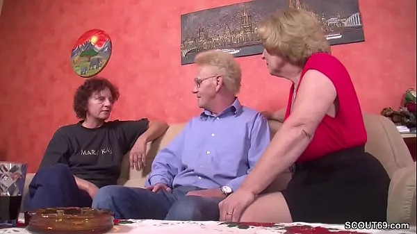 Heiße Oma und Opa treiben es mit der geilen Nachbarinwarme Videos