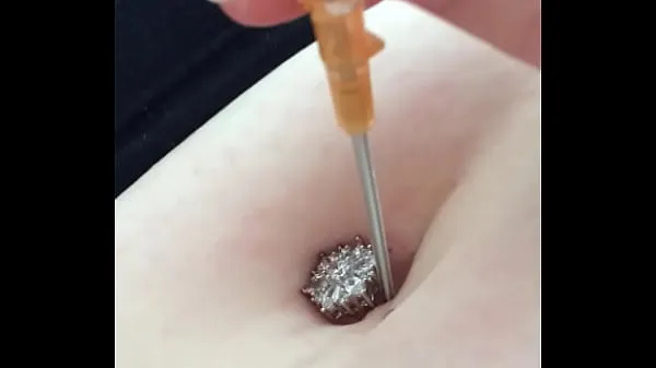 गर्म Play with My pierced belly button गर्म वीडियो