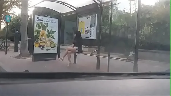 Vroči bitch at a bus stop topli videoposnetki