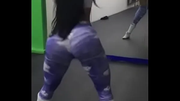 Video caldi In palestra la ragazza sexy si allena con i pantaloni suplexcaldi