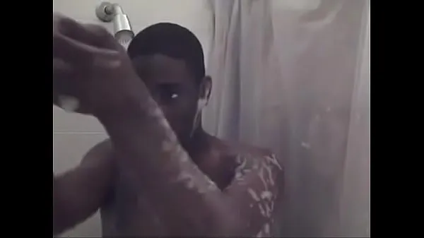 Καυτά Hot black stud jerks off in the shower ζεστά βίντεο