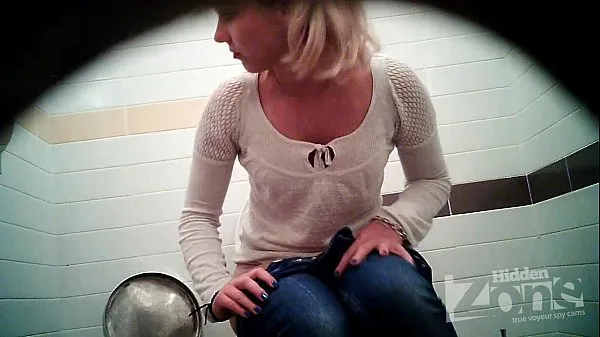 Vidéo de voyeur réussie des toilettes. Vue des deux caméras Vidéos chaudes