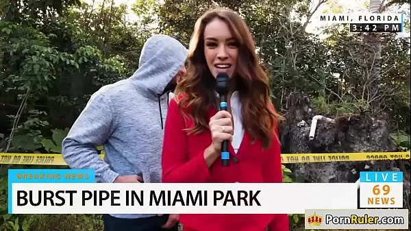 Hete Hot news reporter sucks bystanders dick warme video's