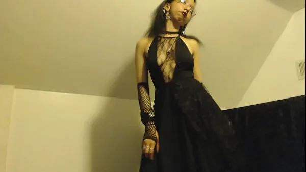 Heiße Strip Teasing Goth Girl wackelt mit ihrem perfekten Arsch und zeigt eswarme Videos