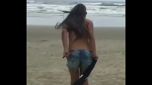 Heiße Lecker die Shorts am Strand nehmenwarme Videos