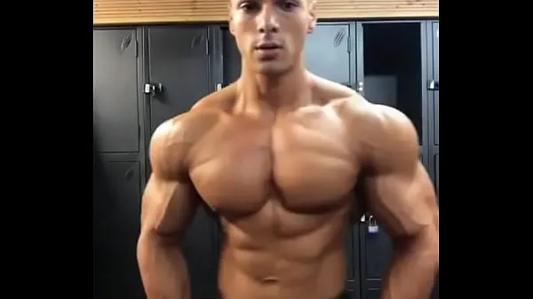 Hot Fitness Model showing his beautiful muscles Video hangat yang panas