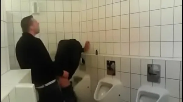 Hete male fucks bareback in bathroom warme video's