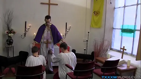 Naughty twinks have freaky anal threesome with a priest Video ấm áp hấp dẫn