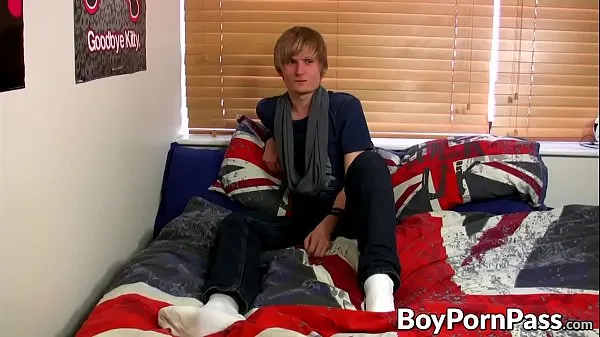 British twink wanking off after talking about himself Video hangat