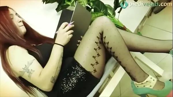 Foot Massage to a Brunette in pantyhose Video ấm áp hấp dẫn