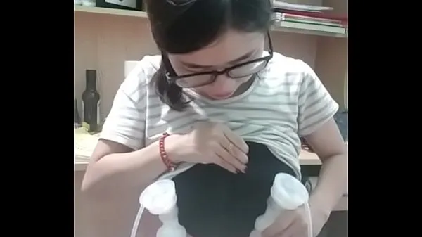 热My sister sucks milk very well温暖的视频