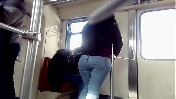 Vídeos quentes Ela tem jeans muito apertados e ela tem uma bunda grande quentes