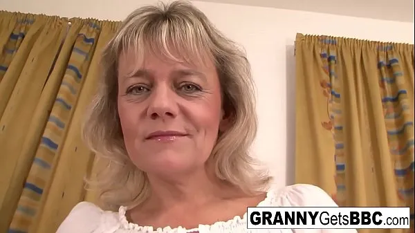 گرم Blonde granny wants her pussy stuffed with black cock گرم ویڈیوز