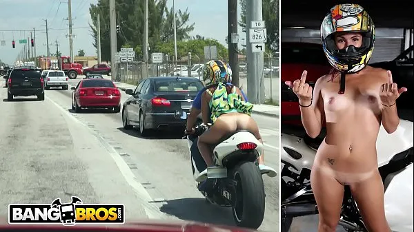 Vídeos BANGBROS - Big Booty Latin Babe Sophia Steele monta una motocicleta y una pollacalientes calientes