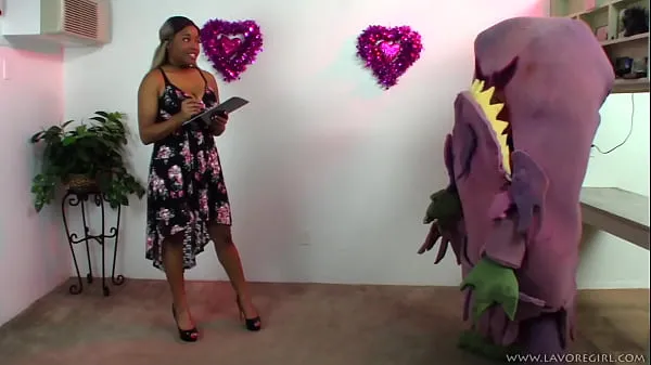 Hete Rivera chooses her own pet vore monster warme video's