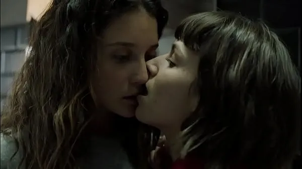 گرم Money Heist S1 Ep8 - Kiss between María Pedraza Úrsula Corbero گرم ویڈیوز