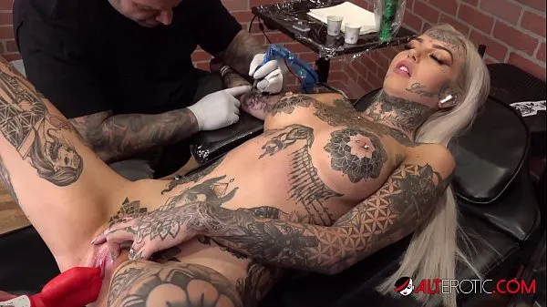 Video caldi Amber Luke si masturba mentre viene tatuatocaldi