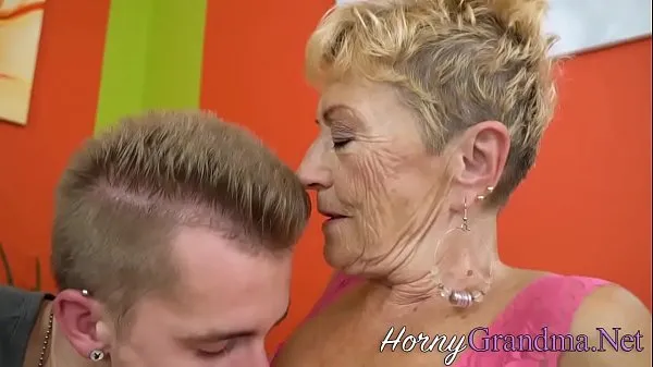 Hotte Horny blonde granny sucks cock varme videoer