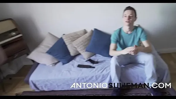 Vídeos quentes Não há honra nem dignidade para o corno com a presença do garanhão e o corno respondendo a sua mãe prostituta Antonio transa com ela quentes