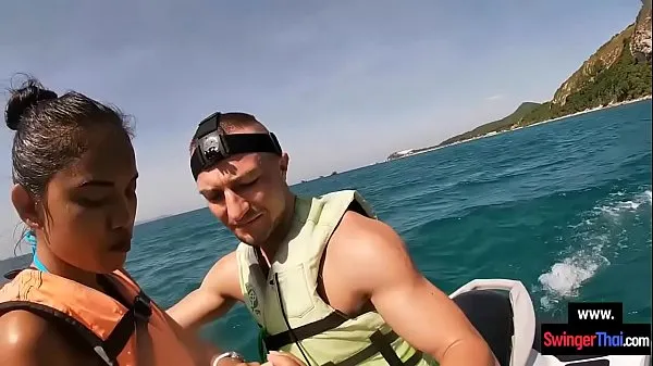 Asian girlfriend gives a blowjob in public on a jetski Video hangat yang panas