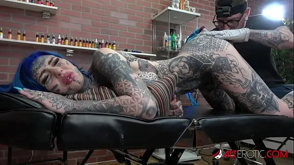 热Amber Luke gets a asshole tattoo and a good fucking温暖的视频