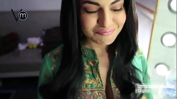 Hot Veena Malik in Vanity Van warm Videos