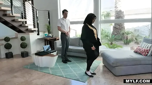 Une MILF arabe aspire à une jeune bite - Kylie Kingston Vidéos chaudes