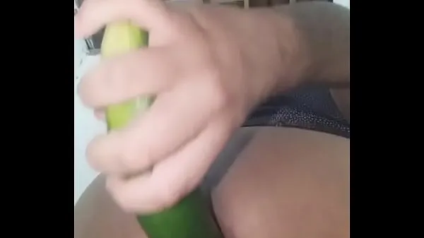 热Sticking the cucumber in the ass温暖的视频