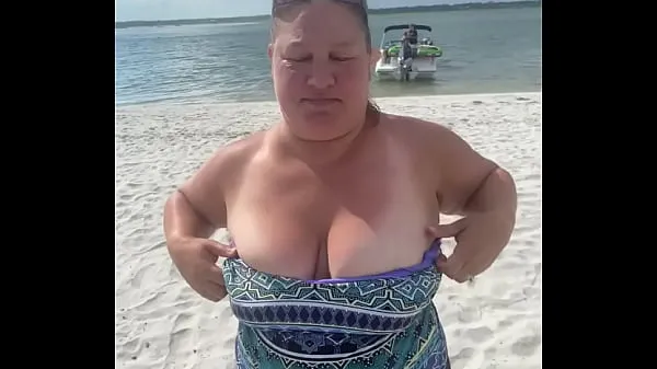 Vídeos Slutty Bbw duca wife flashes her big tits on a public beachcalientes calientes