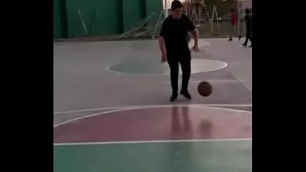 Busty fat girl plays basketball Video ấm áp hấp dẫn