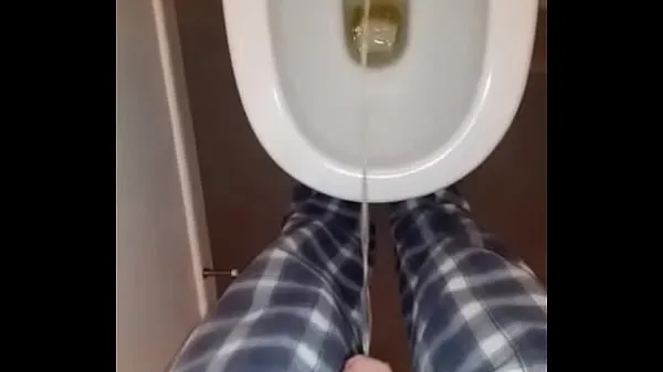 Man with tiny uncut dick pissing at night Video ấm áp hấp dẫn