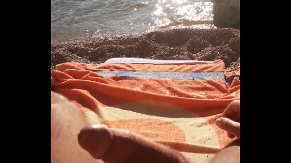 Video caldi ibizabigcock si masturba sulla spiaggia di ibiza per voyeurcaldi