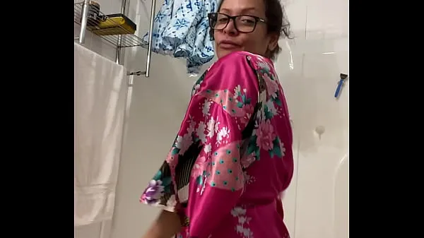 Vroči Anna Mature Mature latina dancing in her robe, subscribe to my to see the big reveal .com/annamariamaturelatina topli videoposnetki