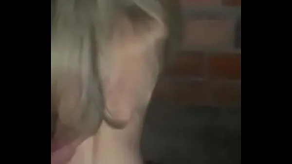 Heiße Blond beim Bauwarme Videos