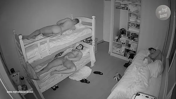 Video caldi Ragazzo gioca con il cazzo in camera da letto di fronte ad altricaldi