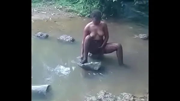 Sıcak Milf taking bath outdoor Sıcak Videolar