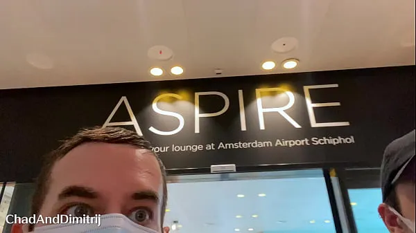 Heiße riskanter öffentlicher Blowjob in den Toiletten des Flughafens Amsterdam Schiphol mit Gesichtsbehandlungwarme Videos