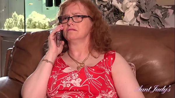 AuntJudys - Fiona, une rousse bien roulée de 53 ans, a des relations sexuelles au téléphone en bas et jarretières Vidéos chaudes