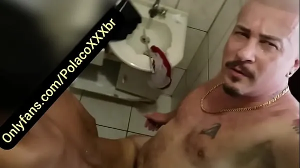 Un influenceur brésilien mange un morveux dans la salle de bain de la ferme - / polacoxxxbr Vidéos chaudes