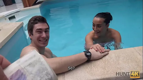 Video caldi HUNT4K. Una mora magra fa sesso con uno sconosciuto in piscina vicino al suo uomocaldi