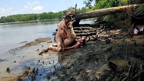 Thick wife fucked in the mud on a nature walk - Becky Tailorxxx Video ấm áp hấp dẫn