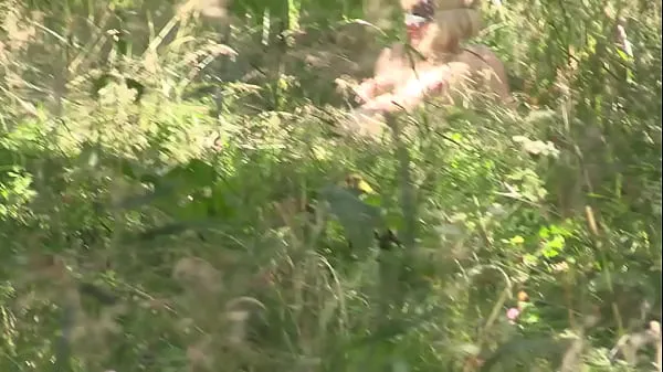 Vídeos quentes Voyeur observa um milf no início da gravidez ao ar livre enquanto ela caminha na floresta e se despe. Fetiche por espiar amador quentes