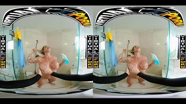热Busty Blonde MILF Robbin Banx Seduces Step Son In Shower温暖的视频